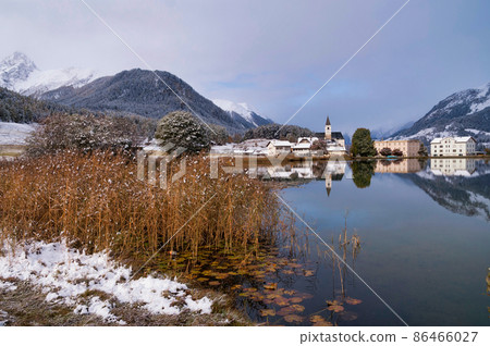 View over lake Tarasp at the village 86466027