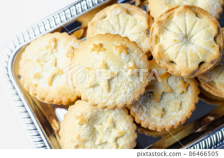 All-butter pastry pies with a mincemeat filling with spiced vine fruits, Christmas cookies 86466505