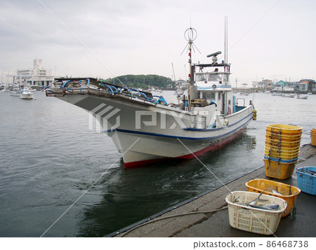 Photograph of a bonito fishing boat in the near sea returning to the port and berthing Photograph of a bonito fishing boat in the near sea returning to the port and berthing 86468738