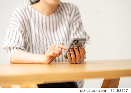 Female hand smartphone Female hand smartphone 86468827
