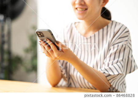 Female hand smartphone 86468828