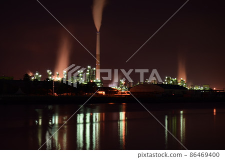 從山口縣周南市德山港聯合政府大樓附近看到的工廠夜景 從山口縣周南市德山港聯合政府大樓附近看到的工廠夜景 86469400
