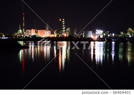 從山口縣周南市德山港聯合政府大樓附近看到的工廠夜景 從山口縣周南市德山港聯合政府大樓附近看到的工廠夜景 86469401