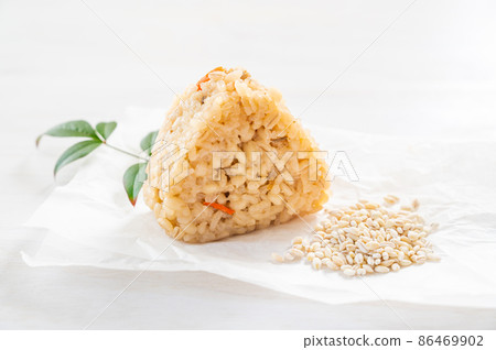 Kashiwa rice ball with glutinous wheat 86469902