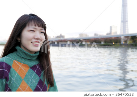 女性美容護膚30多歲正面人像人皮膚手中部面部護理美容 86470538