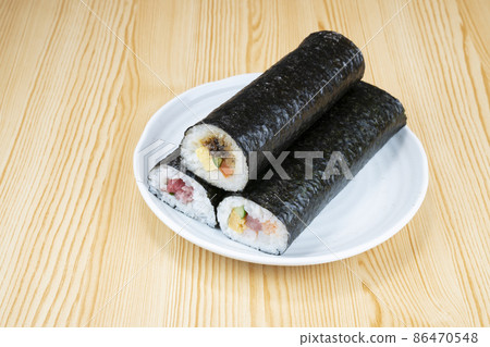 盤子上的三個 Ehomaki 86470548