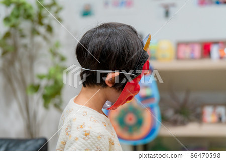 Setsubun: Image of a child sowing beans Setsubun: Image of a child sowing beans 86470598