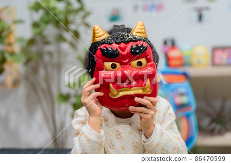 Setsubun: Image of a child sowing beans Setsubun: Image of a child sowing beans 86470599