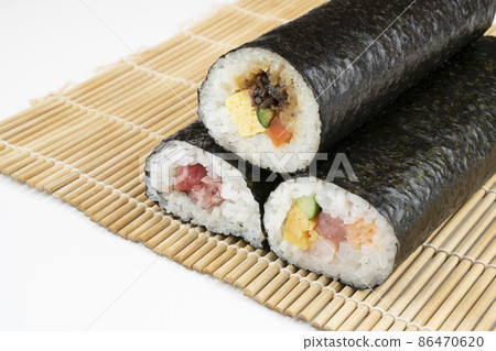 3 pieces of ehomaki 86470620