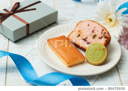 Assorted Western confectionery recommended as gifts (pound cake, cookies, financiers) 86470930