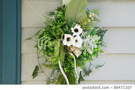 White flowers on the front wall of the house White flowers on the front wall of the house 86471107