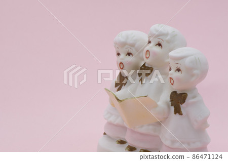 A figurine chorused by three children A figurine chorused by three children 86471124
