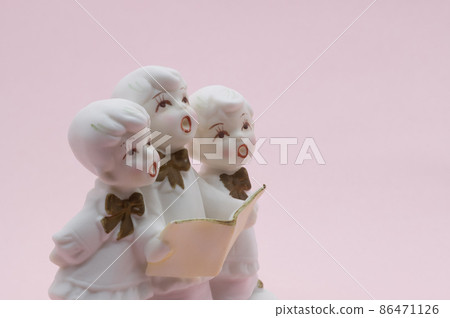 A figurine chorused by three children A figurine chorused by three children 86471126