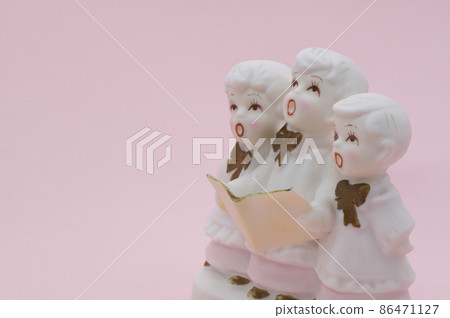 A figurine chorused by three children A figurine chorused by three children 86471127