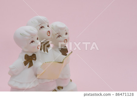 A figurine chorused by three children 86471128