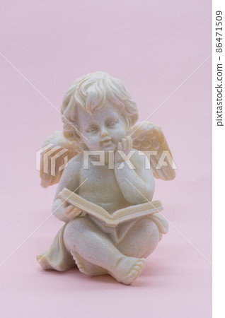 Angel figurine reading a book 86471509