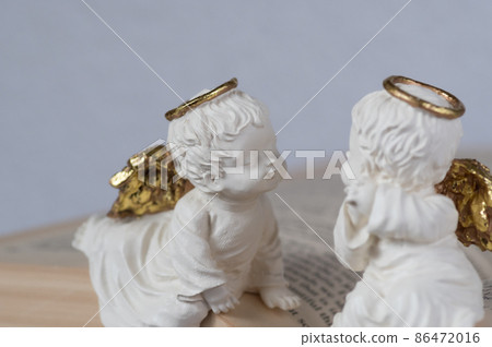 Two angels on the book 86472016