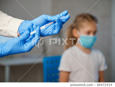 Vaccination of children. 86472414