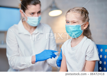 Vaccination of children. 86472418