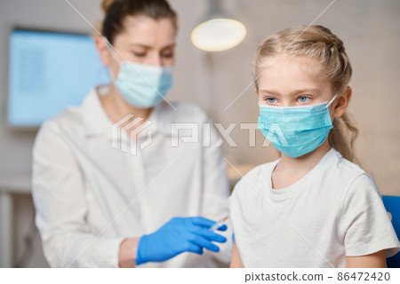 Vaccination of children. 86472420