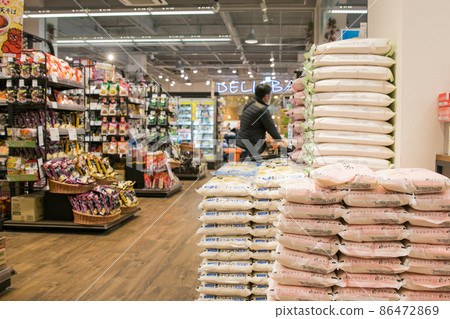 Rice display inside a supermarket 86472869