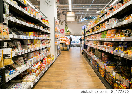 在一家超市商店 在一家超市商店 86472870