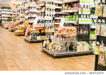 In a supermarket shop 86472879