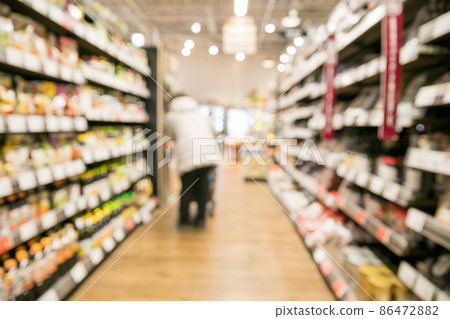 In a supermarket shop 86472882