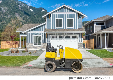 Brand new house on the final stage of construction Brand new house on the final stage of construction 86472887
