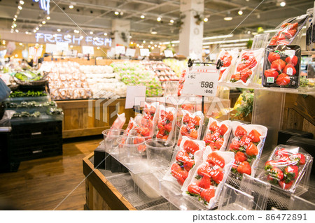 在一家超市商店 在一家超市商店 86472891