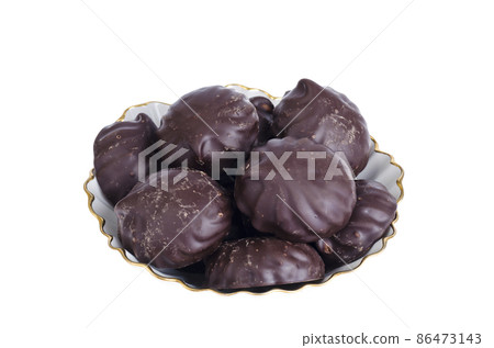 Delicious marshmallows in chocolate on plate. Image on white background. 86473143