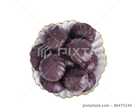 Delicious marshmallows in chocolate on plate. Image on white background. 86473144