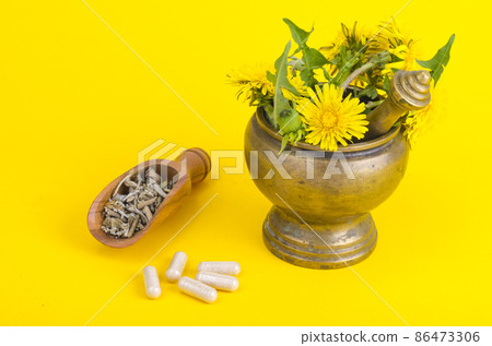 Herbals in mortar and modern medicines, herbal medicine in capsules. 86473306