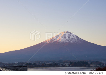 深秋的富士山被初升的太陽照亮 深秋的富士山被初升的太陽照亮 86475371