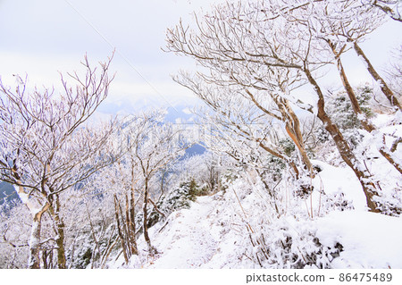 隆冬的高見山登山風景和山頂的白霜 隆冬的高見山登山風景和山頂的白霜 86475489