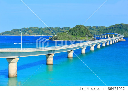 [Yamaguchi Prefecture] Tsunoshima Bridge under clear skies 86475922