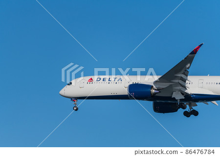 [Delta aircraft landing on Runway A from Ukishimacho Park] 86476784