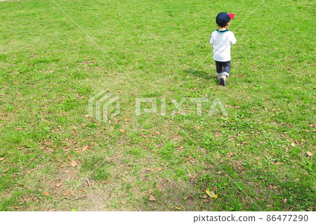 孩子們在公園裡玩 86477290