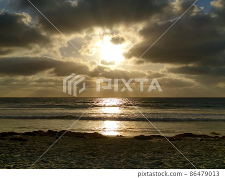 多雲的傍晚海灘 86479013