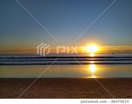 夕陽西下的海灘 86479014