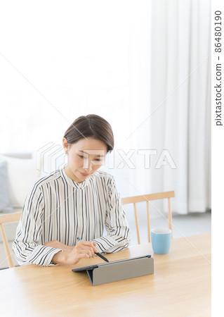 LCD tablet female 40s LCD tablet female 40s 86480190