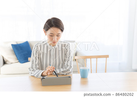 液晶平板女40多歲 86480202