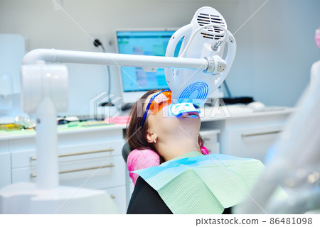 Teeth whitening procedure with ultraviolet light lamp 86481098