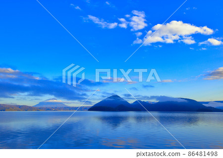 北海道,洞爺湖的秋天和清早風景 北海道,洞爺湖的秋天和清早風景 86481498