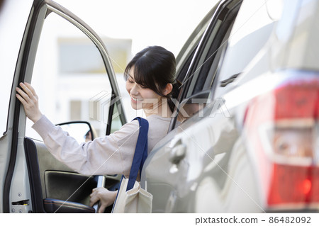 Woman going shopping 86482092