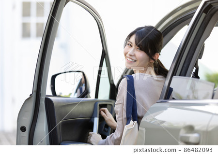 Woman going shopping 86482093