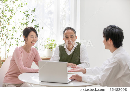 Senior couple investing in retirement allowance management Senior couple investing in retirement allowance management 86482098