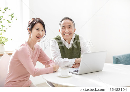 考慮家庭旅行的資深夫婦 考慮家庭旅行的資深夫婦 86482104