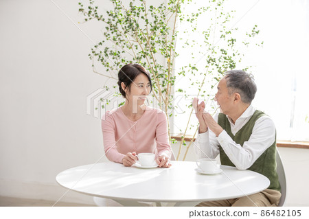 享受家庭時間和築巢的資深夫婦 享受家庭時間和築巢的資深夫婦 86482105