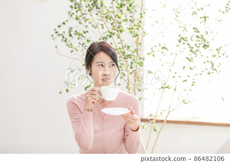 享受家庭時間和築巢的高級女性 享受家庭時間和築巢的高級女性 86482106